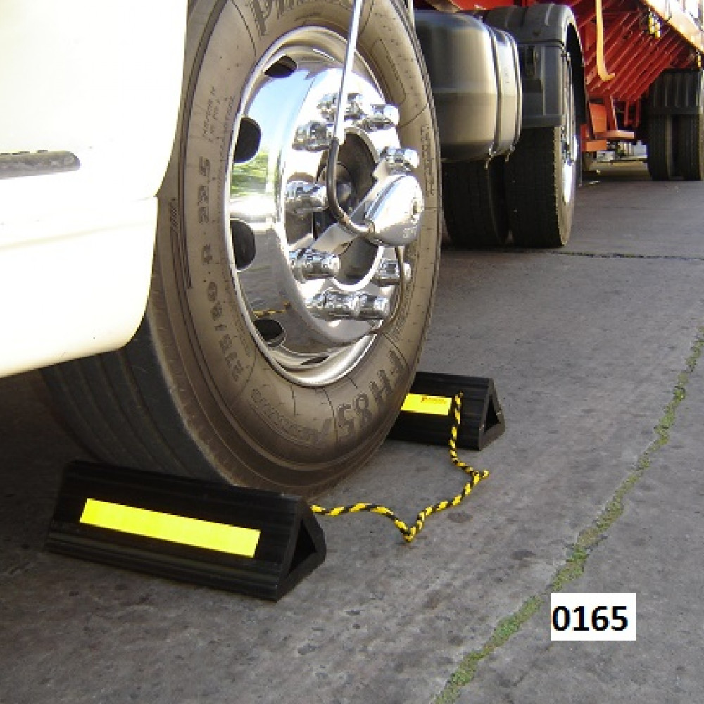 calzas-tipo-cunas-plasticas-de-40cm-para-ruedas-de-camionesaviones-en-par-con-soga-marca-botanmol-0165